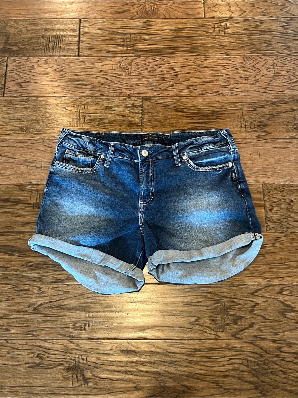 Silver Jeans Elyse Short High Rise Size 32